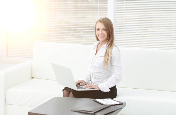 young business woman with laptop on the background of the office - Foto, immagini