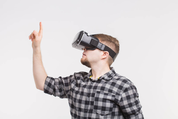 Homme portant des lunettes de réalité virtuelle levant la main
 - Photo, image