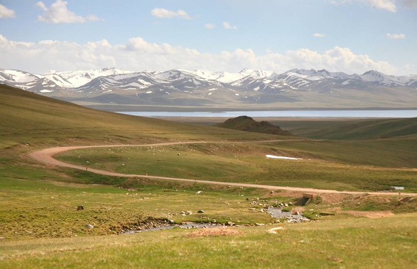 El hermoso paisaje de Biskek a Naryn con las montañas Tian Shan de Kirguistán
 - Foto, imagen