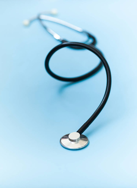 Lääketieteellinen konsepti tausta. Musta stetoskooppi matala syvyys-of-field sinisellä pohjalla sivukopio tilaa tekstialueelle
. - Valokuva, kuva