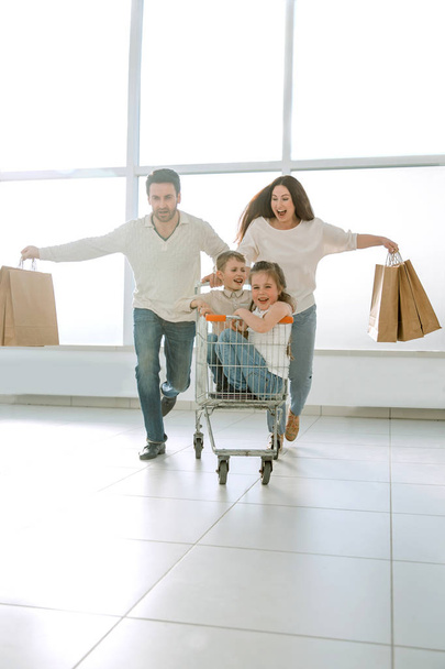 close-knit family goes shopping. - 写真・画像