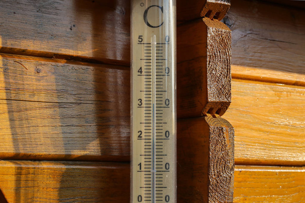 On a thermometer plus 31 degrees of heat - Valokuva, kuva