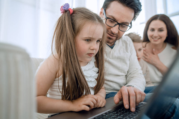 close up.dad teaches his daughter to use a laptop - Valokuva, kuva