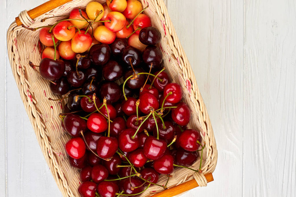 Cerejas maduras deliciosas na cesta, vista superior
. - Foto, Imagem