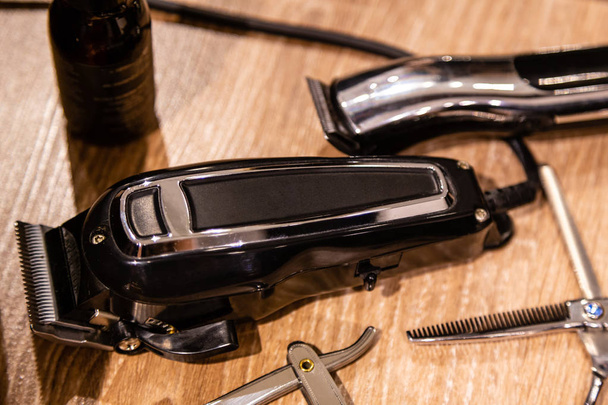 Close-up weergave voor hairclipper en kapper tools. Uitrusting van barbershop - Foto, afbeelding