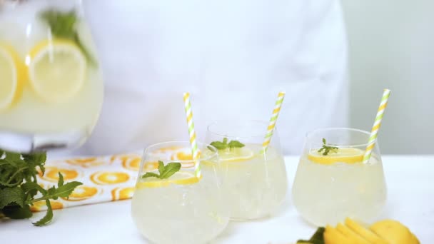Stap voor stap, het maken van limonade met verse citroenen en stro op de lade - Video