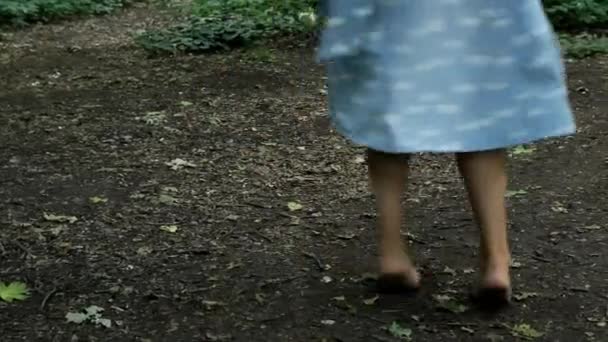 νεαρό κορίτσι σε μπλε φόρεμα ξυπόλυτος στροβιλίζεται στο χορό - Πλάνα, βίντεο