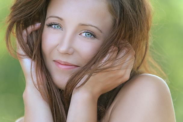 Retrato de una hermosa chica sonriente de cabello oscuro
 - Foto, Imagen