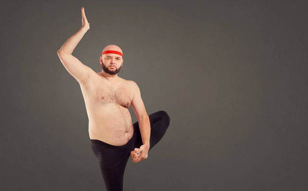 A bearded man with a naked stomach doing yoga. - Fotoğraf, Görsel