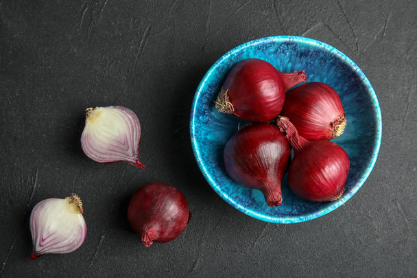 Bowl with ripe red onions on table, top view - Fotografie, Obrázek
