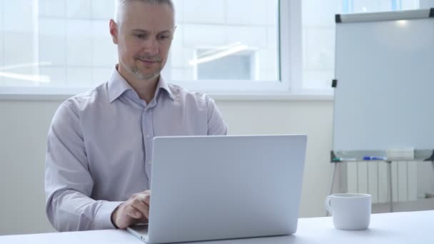 Σε απευθείας σύνδεση συνομιλία μέσω βίντεο με τον πελάτη σε φορητό υπολογιστή στο χώρο εργασίας - Πλάνα, βίντεο