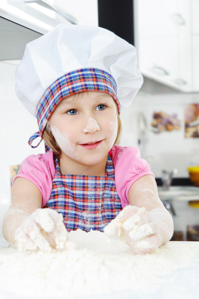 Cute little girl cooking cookies - Foto, Bild