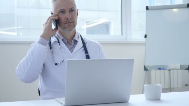 Lekarz mówi na telefon z pacjentem - Materiał filmowy, wideo