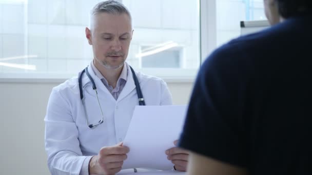 Médico discutiendo la salud del paciente y el informe médico
 - Imágenes, Vídeo