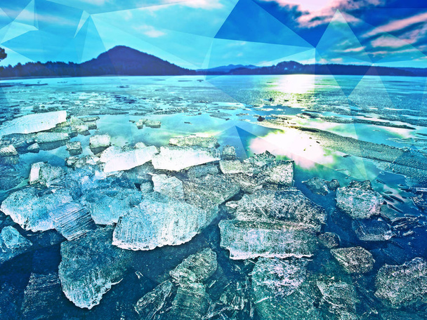  hielo natural claro en el lago congelado, muy cerca de la vista. Comida temprana de hielo, destacando el problema de la ecología.. Filtro Hipster
.  - Foto, imagen