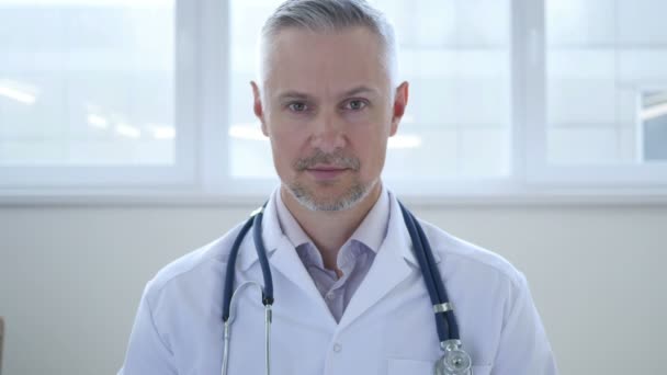 Porträt eines seriösen Arztes - Filmmaterial, Video