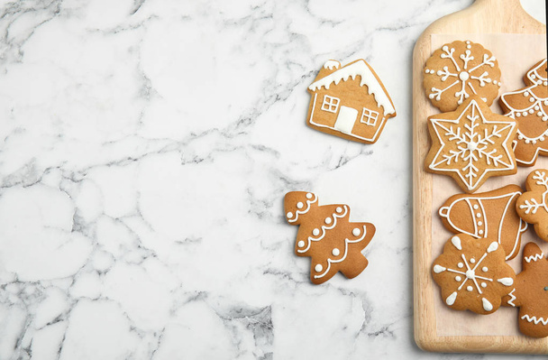 Gustosi biscotti di Natale fatti in casa e pensione sul tavolo, vista dall'alto
 - Foto, immagini