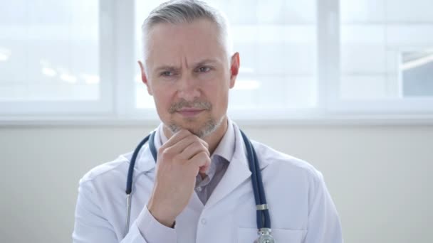 Zamyślony lekarz myśli o zdrowie pacjentów - Materiał filmowy, wideo