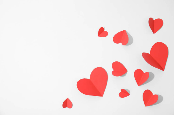 Small paper hearts on white background - Foto, imagen