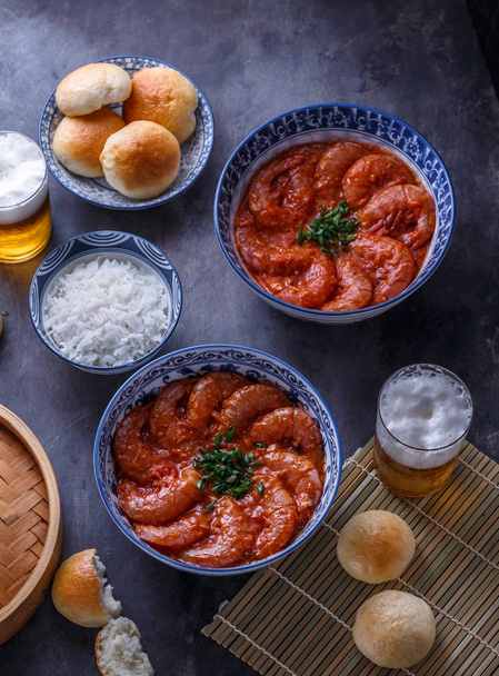 Лангоустини в гострому коктейлі з чилі з рисом та паровими булочками, азіатська кухня
 - Фото, зображення