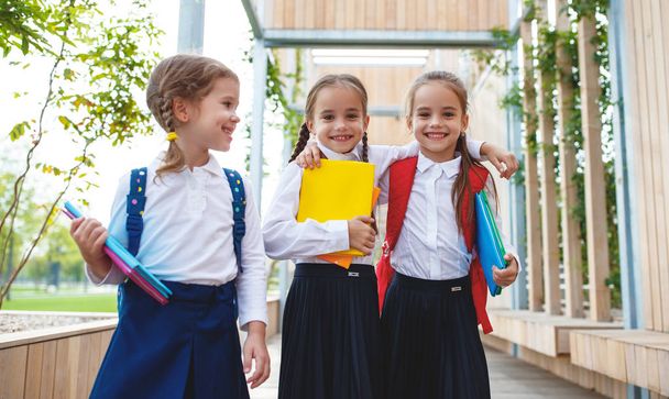 glücklich Kinder Mädchen Freundin Schülerin Schülerin Grundschule - Foto, Bild