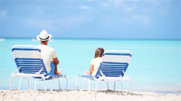 Baba ve kızı plajda şezlong üzerinde oturan - Video, Çekim
