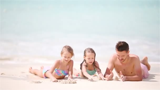 Padre e hijos disfrutando de vacaciones tropicales de verano en la playa
 - Metraje, vídeo