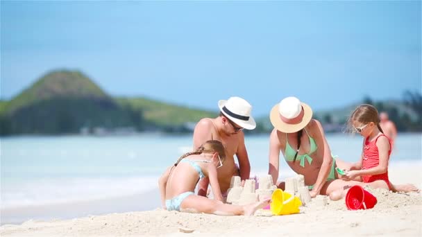 Yaz tatil günlerinde beyaz Beach Aile yapma kumdan kale - Video, Çekim