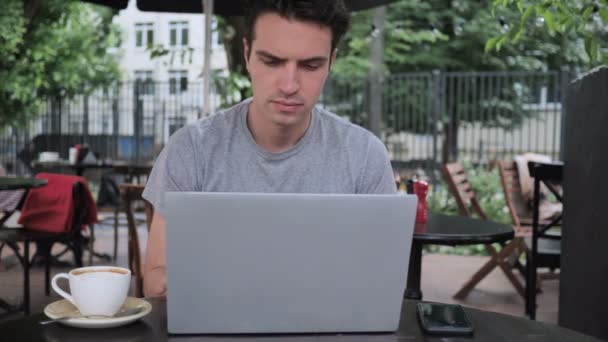 Man invoeren op Laptop zittend in Cafe terras - Video