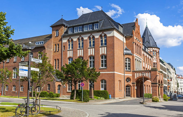 BERLIN, GERMANY - JULY 1, 2014: The Charite Universitatsmedizin Berlin, Europe's largest University clinic. Central Building of Campus Charite Mitte (CCM), situated on Chariteplatz 1 in Berlin - Foto, imagen