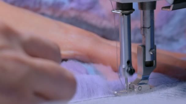 Ράφτης ράψιμο γούνα με ραπτομηχανή - Πλάνα, βίντεο