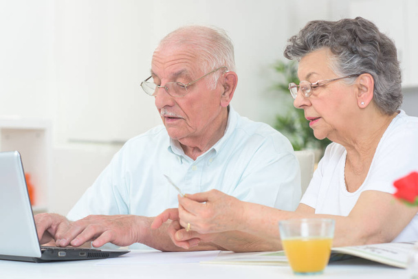elderly couple in front of the laptop - Valokuva, kuva