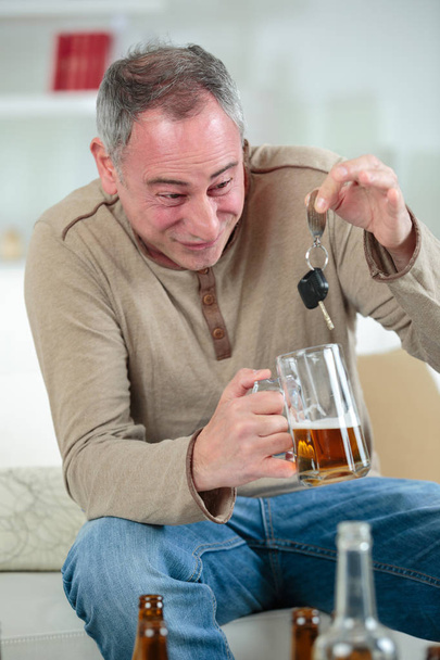 взрослый пьяный мужчина с ключами от машины
 - Фото, изображение