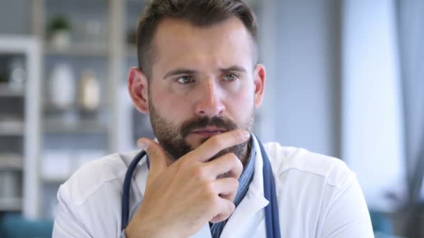 Pensive Doctor Thinking about Patient Health - Séquence, vidéo