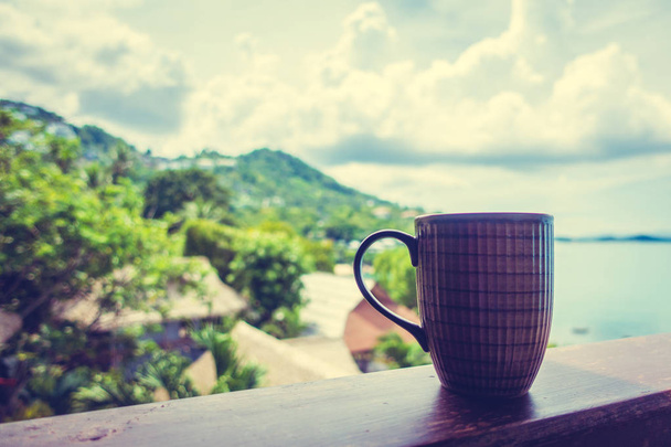 Kuuma kahvi kuppi kaunis trooppinen ulkona näkymä rentoutua ja vapaa
 - Valokuva, kuva