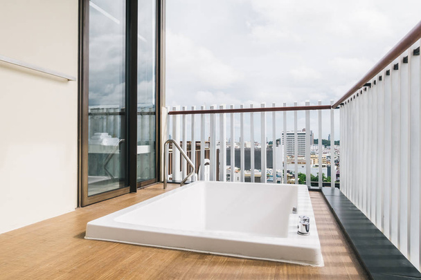 Όμορφη λευκή μπανιέρα και τζακούζι μπάνιο διακόσμηση εξωτερική εξωτερικό μπαλκόνι ή αίθριο - Φωτογραφία, εικόνα