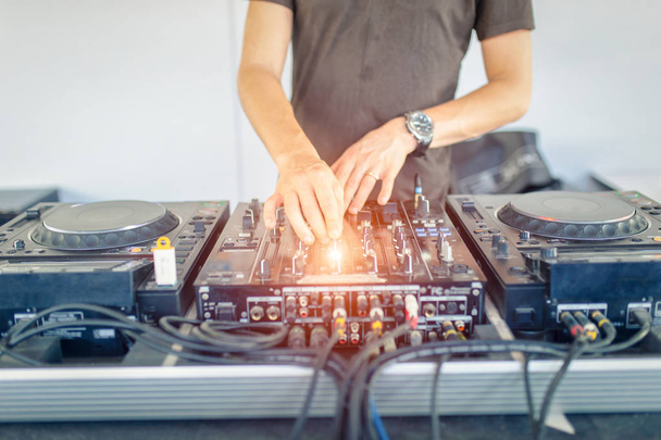 DJ с поворотными столами музыкально-развлекательное мероприятие на летней пляжной вечеринке
. - Фото, изображение