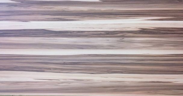 Holz Hintergrundstruktur, leicht verwitterte rustikale Eiche. Verblasste hölzerne Lackfarbe, die eine Holzfaserstruktur zeigt. Hartholz gewaschene Dielen Hintergrund Muster Tischplatte Ansicht. - Foto, Bild