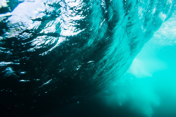 Vista submarina del agua azul del océano
 - Foto, Imagen