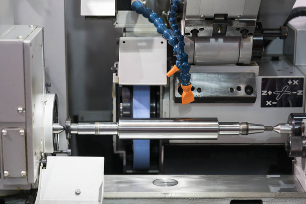 оператор шліфування кування частин штампування за допомогою високоточної шліфувальної машини
 - Фото, зображення
