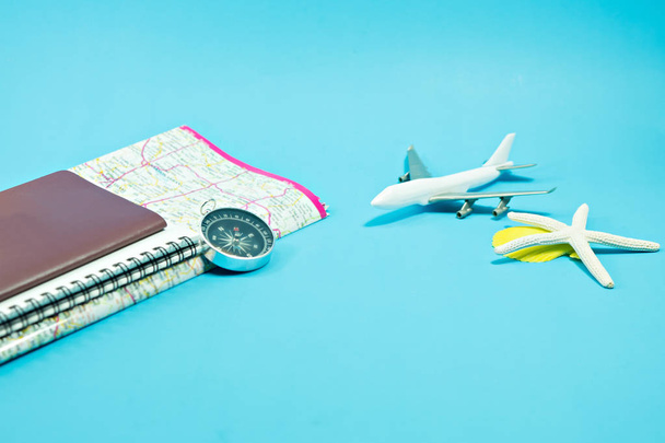 Travel concept. Lege paspoort met notitieboekje en kaart. - Foto, afbeelding