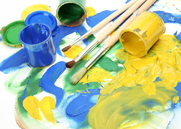 голубая, желтая и зеленая краска для рисования
 - Фото, изображение