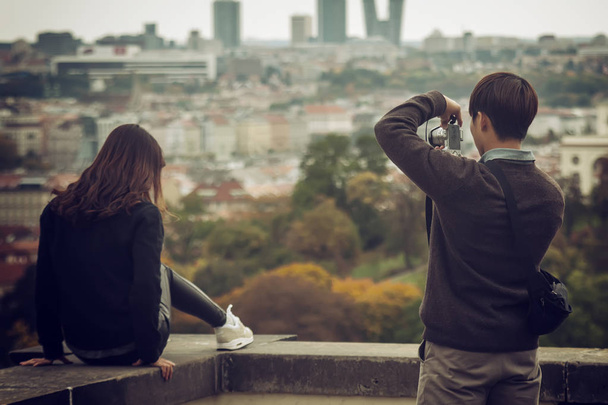 Nice couple taking pictures and enjoying city view - Φωτογραφία, εικόνα