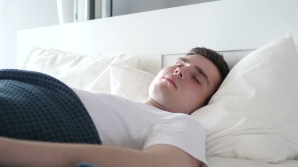 Primer plano del hombre perturbado durmiendo en la cama
 - Imágenes, Vídeo