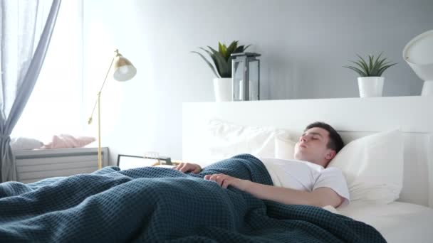 Hombre fresco despertando de dormir en la cama
 - Imágenes, Vídeo