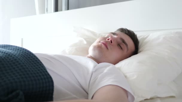 Κοντινό πλάνο του ανθρώπου που κοιμάται στο κρεβάτι - Πλάνα, βίντεο