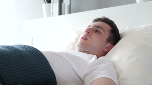 Zamknij się z człowiekiem kaszel podczas snu w łóżku - Materiał filmowy, wideo