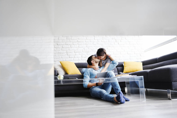 Retrato de jovem casal com tablet PC beijando
 - Foto, Imagem