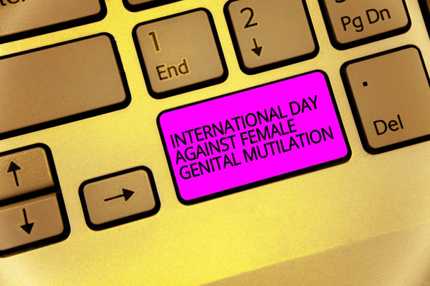 Handgeschreven tekst internationale dag tegen genitale verminking van vrouwen. Begrip betekenis bewustzijn dag februari paarse toets op het toetsenbord voornemen maken computer computing reflectie document - Foto, afbeelding