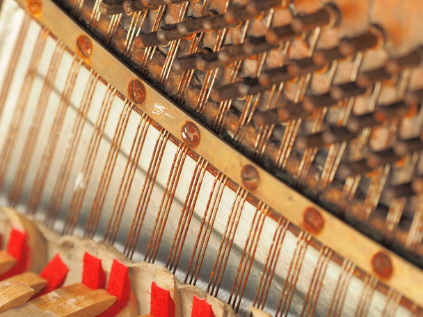 Χορδές και μηχανική του μια έρημη παλιό πιάνο, ξεπερασμένο Μελβούρνη 2017 - Φωτογραφία, εικόνα